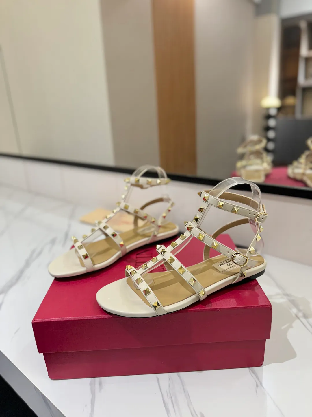 👟👟Ex-factory price 520👟👟 Valentino/Valentino rivet VT classic ankle-wrap rivet sandals, timeless 🆕 deeply rooted in people's hearts❤️A must-have item that never goes out of style🫰top replica! The side curves are perfect, the original molded custom-made rust-free rivets, and the textured hardware bring out a full sense of high-end, giving you a genuine foot feel! The first choice for high-end customers❤️ [Material] Upper: Original imported customized cowhide Inner lining: Original imported goatskin Outsole: Imported pearlescent leather outsole Code number: 35-39 [34, 40, 41, 42 are custom-made and cannot be returned or exchanged]